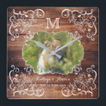 Rustic Woodland Bröllop Photo Wood Panel Monogram Fyrkantig Klocka<br><div class="desc">Fira bröllop med den här roliga, trätemade, engramsbildande fotodesignen i ram. Elegant vit ram med finare hörn av löv, blommor, hjärtan och rutor på träpanelens bakgrund väntar på ditt favoritfotografi av bröllop. Byt ut exempelfotot och text mot en egen personlig. Gör en underbar gåva till Bröllop, årsdag, Förlovning, födelsedag och...</div>