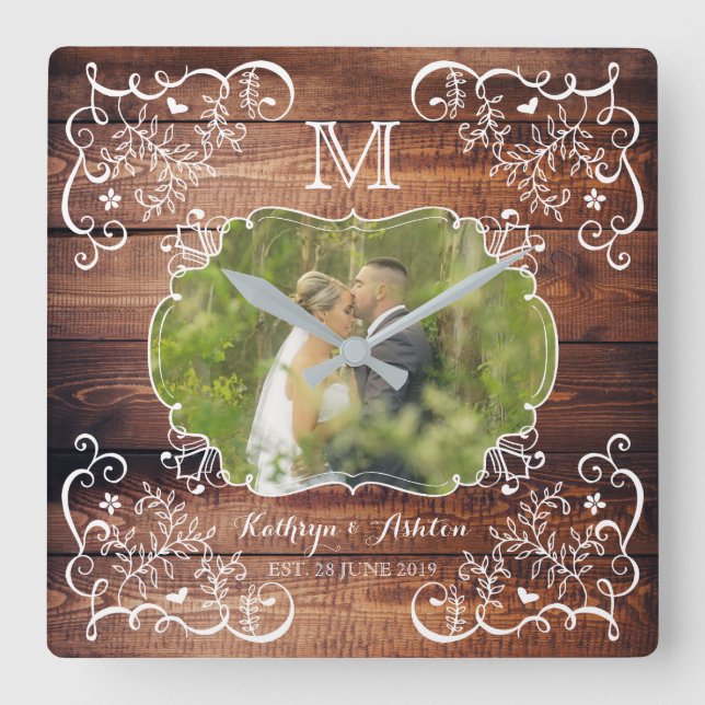 Rustic Woodland Bröllop Photo Wood Panel Monogram Fyrkantig Klocka (Framsida)