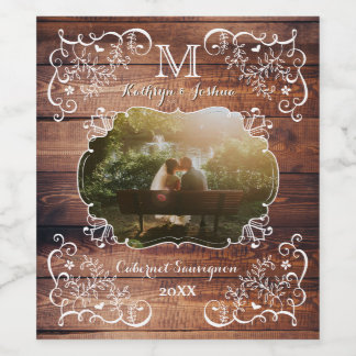 Rustic Woodland Bröllop Photo Wood Panel Monogram Vinflaska Etikett