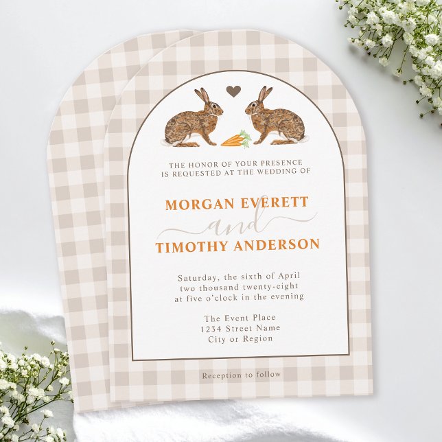 Rustic Woodland Hares On Beige Gingham Wedding Inbjudningar (Skapare uppladdad)