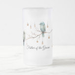 Rustic Woodland Love birds Firande Frostat Ölglas<br><div class="desc">Den här charmerande bilden har två ömtåliga fåglar som är placerade på en bare gren, omgivna av hängglas ljus som ser ut som vintage lyktor. Fågelfjädrarnas mjuka nyanser av grönt och blått och den minimalistiska bakgrunden ge ger en vismisk och rustik känsla. Ljus tillför en varm, magisk glöd, skapar scenen...</div>