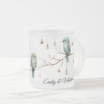 Rustic Woodland Love birds Romantic Bröllop Frostad Glasmugg<br><div class="desc">Den här charmerande bilden har två ömtåliga fåglar som är placerade på en bare gren, omgivna av hängglas ljus som ser ut som vintage lyktor. Fågelfjädrarnas mjuka nyanser av grönt och blått och den minimalistiska bakgrunden ge ger en vismisk och rustik känsla. Ljus tillför en varm, magisk glöd, skapar scenen...</div>