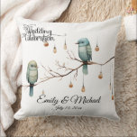 Rustic Woodland Love birds Romantic Bröllop Kudde<br><div class="desc">Den här charmerande bilden har två ömtåliga fåglar som är placerade på en bare gren, omgivna av hängglas ljus som ser ut som vintage lyktor. Fågelfjädrarnas mjuka nyanser av grönt och blått och den minimalistiska bakgrunden ge ger en vismisk och rustik känsla. Ljus tillför en varm, magisk glöd, skapar scenen...</div>