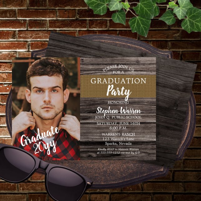 Rustic Woodsy Photo Studentfest Inbjudningar (Rustic Woodsy Wood Look Photo Graduation Party Invitation)