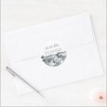Rustig bergsfärg Foto Spara datum Runt Klistermärke<br><div class="desc">Rustic Mountain Watercolor Spara datum Classic Round Sticker</div>