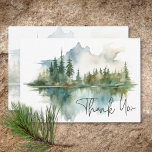 Rustig bergsskena Sjö Watercolor Bröllop Tack Kort<br><div class="desc">Flyg till ett serenbergsreträtt med ditt tack till bröllop-kort. Den här exekutiva designen visar en andningsrik vattenfärgsmålning av ett stort berg, dess sluttningar som är nedbrutna i träd i lush gräs, som speglar deras skönhet i det kristallklara vattenen nedanför. De muterade naturliga tonerna av tan, gröntar, tealblåsor och gråtoner skapar...</div>