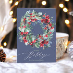 Rustig blommigt röd chic blåblå julfransar lycklig julkort<br><div class="desc">Glad helg,  fira jul- och vintersäsongen med denna rotsfärgade,  marinblått och grönt botaniska krans med blommor,  heliga bär,  gräs grenar med en redigerbar mörk blått flanbakgrund.</div>