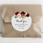 Rustig  Burgundy-Tack-bröllopsförmån Runt Klistermärke<br><div class="desc">Det här burgundära tacket för ditt bröllop är en perfekt för ett enkelt bröllop. Utformningen har blommor med rosa, , röd, burgund och insida vattenfärg med grönt bladage. Gör etiketten egen genom att inkludera namn, händelsen (om tillämpligt) och datum. De här klistermärkena kan ge komplimanger till en bröllopsmottagning, möhippa eller...</div>