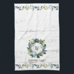 Rustig grön vattenfärg Laurel Utandning Monogram Kökshandduk<br><div class="desc">Den här personligen är en torr kökshandduk med en handmålad vattenfärgad krans av grönaktiga lagrar med en monograminledning i mitten mot bakgrund av vitt och grått barrträ. Nedan är din familj namn och gräns av botaniska löv. Från våra hjärtan till era,  njut!</div>