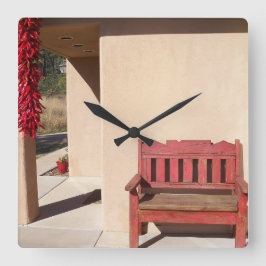 Rustig röd bänk på en klocka