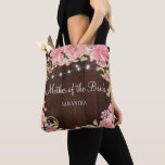 Rustig rosa blommigt, barträ budens mamma tygkasse<br><div class="desc">Bröllop personlig budens mamma eller groom,  brudgumm,  maid of honor,  hedersbete eller blomma med en vacker vattenfärgad  peony ro-andedräkt och stringor av twinkle ljus på en rosa brun lada-liknande bakgrund.                          Idealiskt för vår eller sommarträdgård utomhus,  rustiska land,  ladugård eller bröllop.</div>