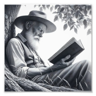 Rustig visdom: Bearded Man Reading Outdoor Fototryck