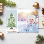 Rustik A Mycket God jul Snö Helgdag Foto Julkort<br><div class="desc">Minnessäsong med det här Helgdag-kortet som innehåller ditt foto, en snowy gräs träd och typografi som lyder "Mycket God jul för dig". Anpassa genom att lägga till året, anpassningsbarna hälsning, namn och fotot. Lite rustig och retroändå roligt och festlig. . ... det är säkert att le på ansiktet av vänner...</div>