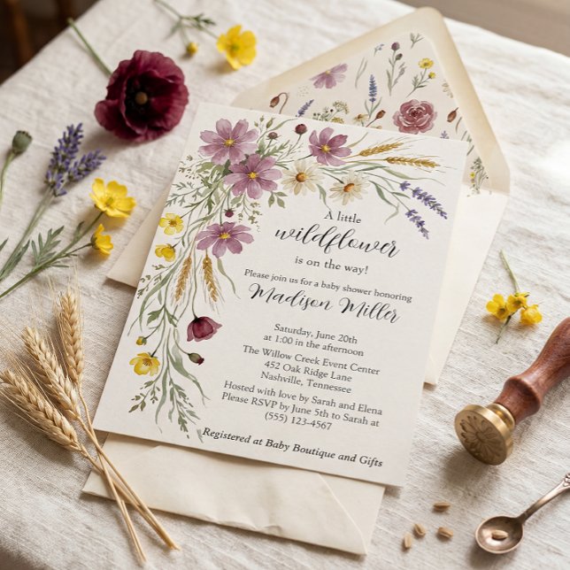 Rustik baby shower-inbjudan med vilda blommor och  inbjudningar (Watercolor baby shower invitation featuring a lush floral arch of dusty pink.)