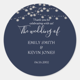 Rustik blå bröllopsinbjudan med strängljus runt klistermärke