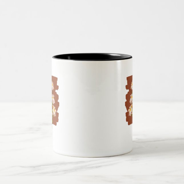 Rustik blomdesign på brun bakgrund Två-Tonad mugg (Center)