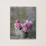Rustik Blommigt lever fortfarande med Rosa Peonies Pussel<br><div class="desc">Söt kluster av rosa människor i keramiska vas mot en nödlidande,  artistisk bakgrund.</div>