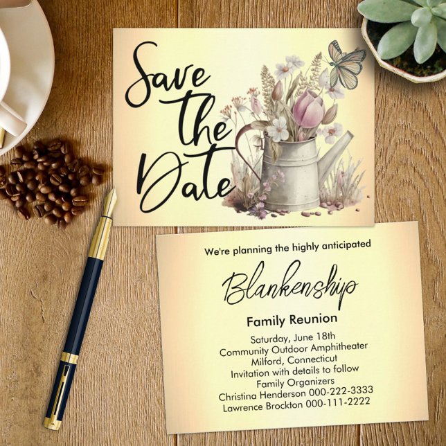 Rustik blomsterliggande Spara datum Familjeåterträ Meddelande Vykort (Send out the announcement family reunion save the date  on this quaint watering can postcard.)