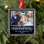 Rustik Blue Wood-penselskript, gift och merry Julgransprydnad Metall<br><div class="desc">Modern penselskrift,  Rustic Blue Wood Married och Merry Bröllop Photo Ornament</div>