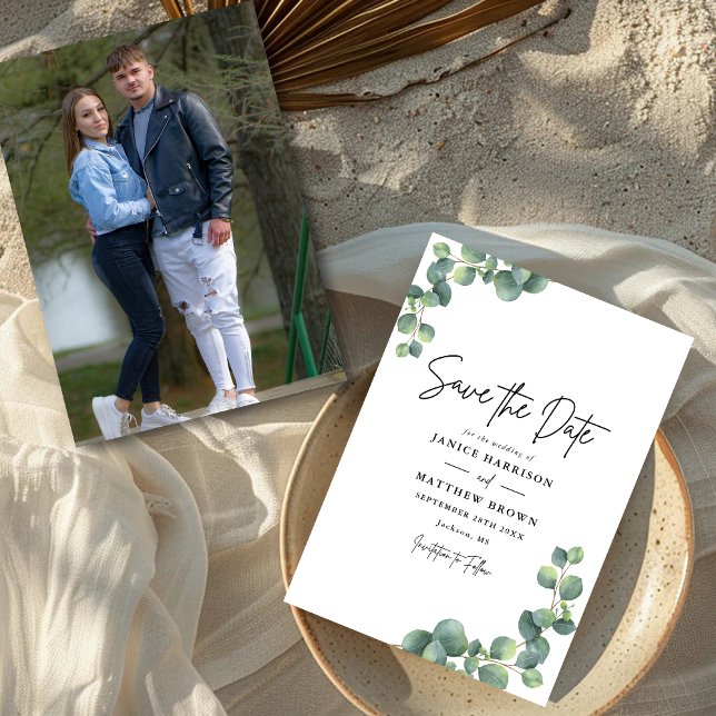 Rustik Botanisk Eukalyptus Grönska Foto Bröllop Spara Datumet (Rustic eucalyptus greenery photo save the date adds natural charm and showcases your love story.)