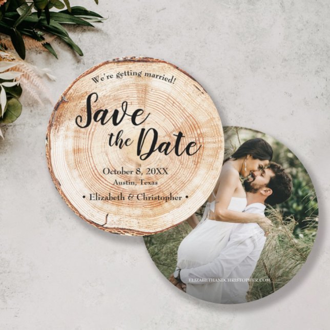 Rustik Bröllops Förhandsinbjudan fototrädstruktur Inbjudningar (Best selling rustic wood cut slice round wedding save the date photo cards.)