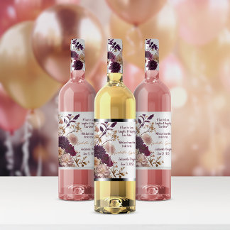 Rustik bröllopsfest med vilda blommor i burgundy o vinflaska etikett