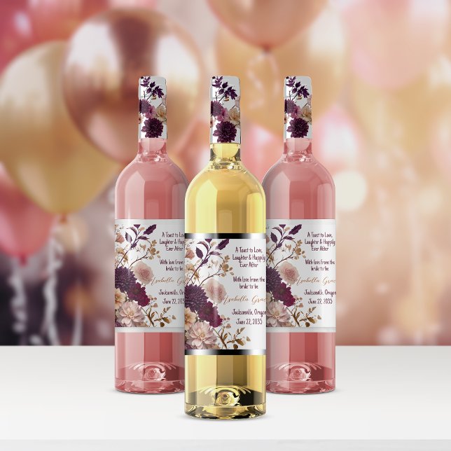 Rustik bröllopsfest med vilda blommor i burgundy o vinflaska etikett (Skapare uppladdad)
