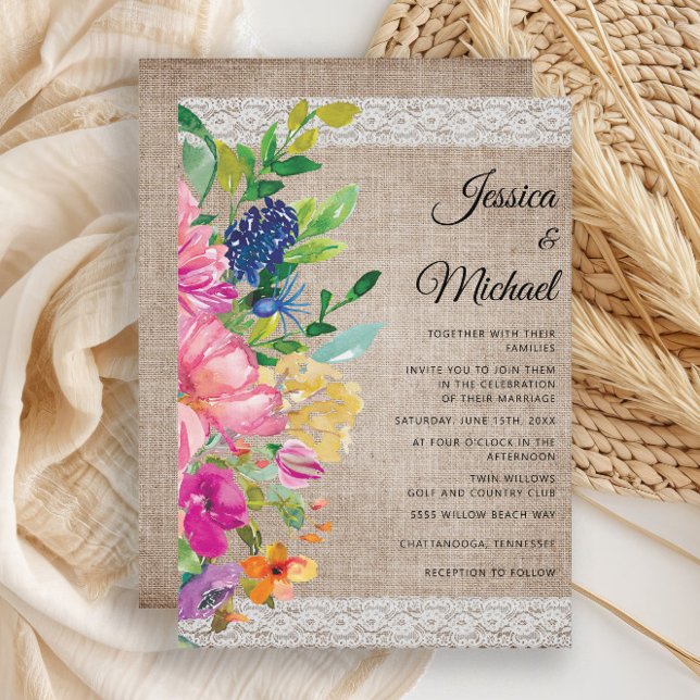 Rustik bröllopsinbjudan med blomster i rosa och bl inbjudningar (Rustic pink and yellow watercolor floral on burlap and lace wedding invitation)