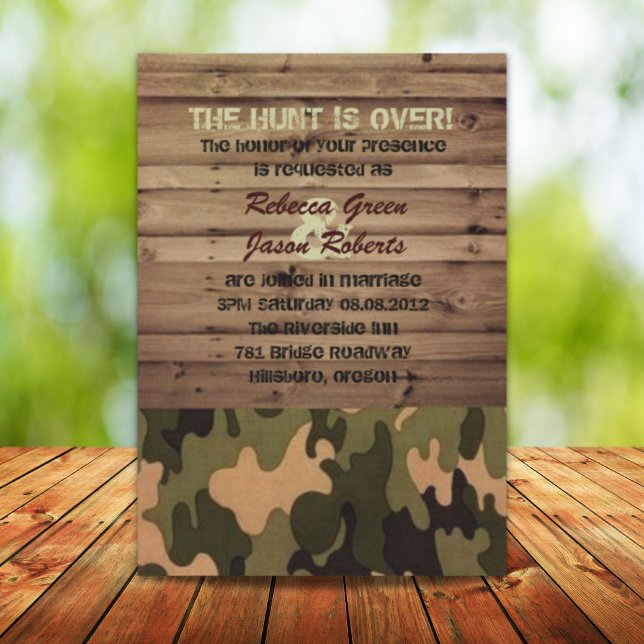 rustik bröllopsinredning med trä och kamouflage i  inbjudningar (rustic barn wood western country Camo Wedding Invitation)