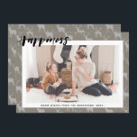 Rustik brun Grått Burlap Enkel skripthAPPINESS Julkort<br><div class="desc">Rustic Brown Grått Burlap Simple Script HAPPINESS Helgdag Card. Skicka semesterhälsningar i anpassade och personlig till vänner, kolleger och familj i enkla, chic, elegant och moderna fotodesignkort, naturliga minimalistiska stil-kort! En vacker kalligrafi av "HAPPINESS" ramar ditt foto framför dig. I bilden nedan visas anpassningsbar hälsning-meddelandet från din familj namn i...</div>
