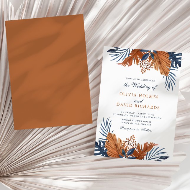 Rustik Brunt och Midnattsblå Löv Bröllop Inbjudningar (Rustic Brown and Midnight Blue Leaves Wedding Invitation on a sunny neutral dry palm leaf.)