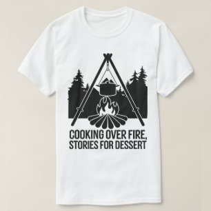 Rustik Campfire-kokning under Gräs-skogsnatten T Shirt