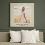 Rustik Chic Student Photo Burlap Studenten Canvastryck<br><div class="desc">Anpassa den här chicen med rustik anpassningsbar-kvadratmaskdesign i elegant till din student-äldre porträtt, namn i skript och studenten-klassår! Neutralt ram som omger fotot skrivs ut på arbetsytan och har ett smala beige gräns och vid gräns med bred bakgrund med ett naturligt texturerat streck/överlappande utseende. Visning på en grad party och...</div>