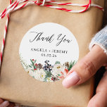 Rustik Chic Winter Blommigt Bröllop Tack Runt Klistermärke<br><div class="desc">Anpassa den här "Blommigt-Tack-etiketten för Rustic Chic Winter Bröllop" om du vill lägga till en speciell tryckning. Det är enkelt att anpassa sig för att matcha färg och stilar. (1) Om du vill göra ytterligare anpassningar klickar du på länken "anpassa ytterligare" och användor verktyg som är utformat för att ändra...</div>