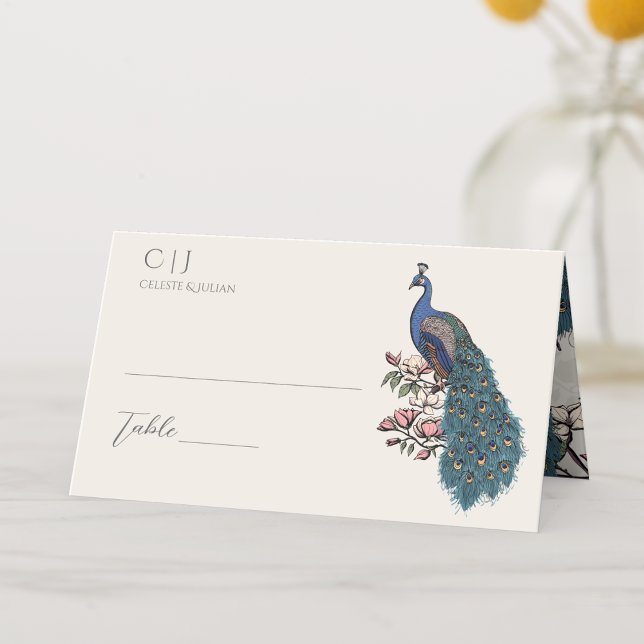 Rustik Elfenbensfärgad Blommig Påfågel Bröllop Placeringskort (Rustic Hand-Drawn Blue & Teal Peacock with Blush Magnolia Flowers. Elegant Peacock Pattern Inside. )