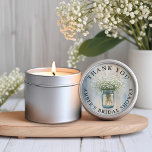 Rustik etikett med tacksamhet för baby's breath i<br><div class="desc">Lägg till en personlig touch till era bröllopsfavoriter med denna rustika tacksamhetsetikett, med en murarskål fylld med ömtålig baby's breath och glödande strängljus. Perfekt för att försluta favoritsäckar, burkar eller lådor på bondgårdsbröllop, landsbygdsfiranden eller utomhusmottagningar. Denna design ger värme och charm till er speciella dag och är helt anpassningsbar för...</div>