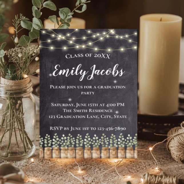 Rustik Eukalyptus Land Chalkboard Examen Inbjudningar (Rustic eucalyptus graduation invitation with string lights and farmhouse country charm.)