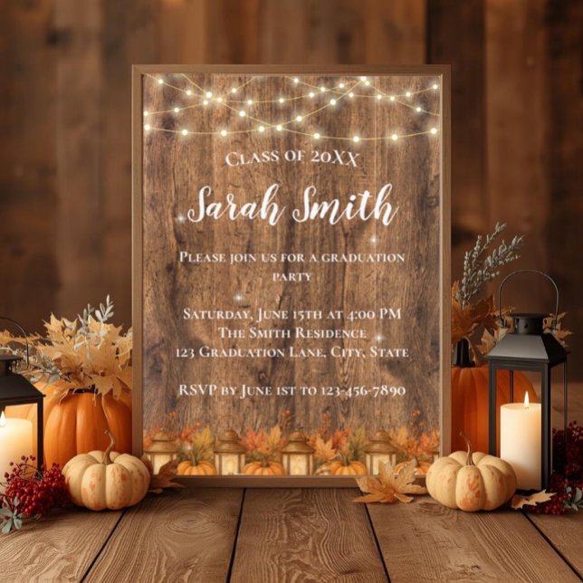 Rustik examensfestinbjudan för hösten inbjudningar (Rustic fall graduation invite with pumpkins, lanterns, string lights & cozy autumn charm.)