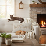 Rustik Falsk Jute Kalligrafi Familjenamn Kudde<br><div class="desc">Rustik kudde med familjenamn för ditt hem eller som en underbar personlig gåva. Denna klassiska gårdsinspirerade personliga kudde har en neutral ljusbeige och krämfärgad palett och en tryckt jute-struktur. Den är personifierad med ett stort kursivt familjenamn tryckt över mitten av kudden. Anpassa den genom att ersätta provnamnet Williams med ditt...</div>