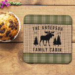 Rustik Family Cabin Moose Gräs Grönt Play Burlap Underlägg Papper Kvadrat<br><div class="desc">Vackert, rustiskt temat pappert underlägg med kvadratiska bokstäver, med namn och hytt, hytt, stuga eller annan önskad text och dess fastställda datum. Anpassad design har en silhuett av en bull och gräs träd på ett stil-gaffel med spets, accentuerat med vackra Fransk land i mjuka skuggor av gräs och sage-grönt. Om...</div>