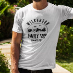 Rustik Family Resa Cabin Skogen Retro Vintage T Shirt<br><div class="desc">Den roliga moderna familjens t-shirt från resa med ett trendig skogsbergsformat med gräs träd,  skogen och fåglar omgivna av er anpassningsbar namn,  en personlighetsduglig namn i resa,  samt semesterdatum.</div>