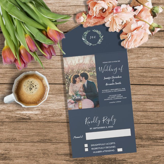 Rustik fotofärgsfärg löv Bröllop (Rustic navy blue watercolor leaves monogrammed photo all in one wedding invitation.)