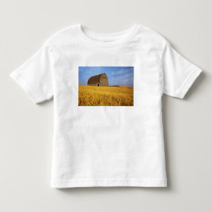 Rustik gammal lada i mogen veteåker på 2 t-shirt