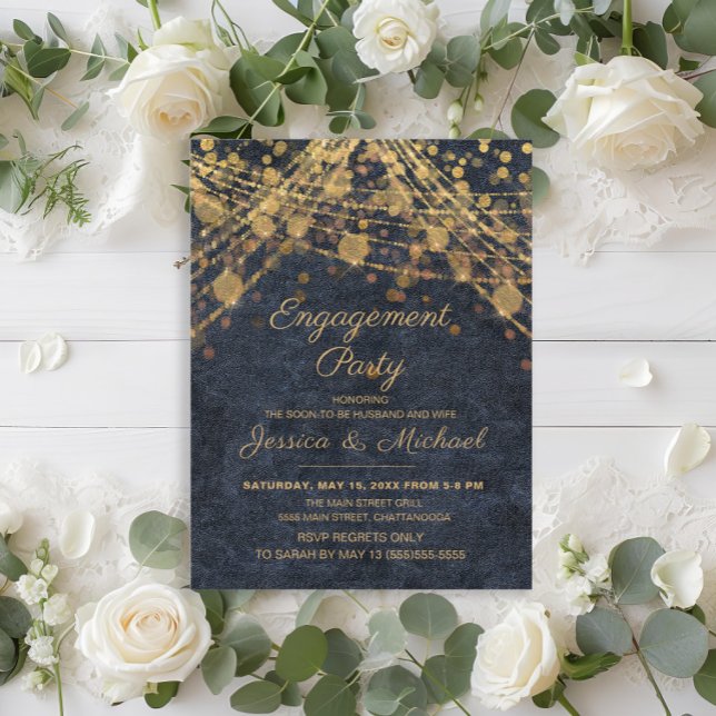 Rustik Glamour Blå Guld Strängljus Förlovning  Vykort (Rustic navy blue Engagement party invitation with gold string lights.)