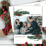 Rustik Grönt Gräs Cone Bough Watercolor Blommigt Helg Vykort<br><div class="desc">Skicka semesterhälsningar till vänner och familj i enkla, chic, elegant och modern fotodesign, festkort, naturkort från färg stil! Ett vackert ram av mjuk grönt som målas med vattenfärgen gräs träd lämnar ovanpå och nedanför fotot, med en söt brun gräs-kon framför. Den översta högerna har anpassningsbar hälsning budskap "merry and bright"...</div>