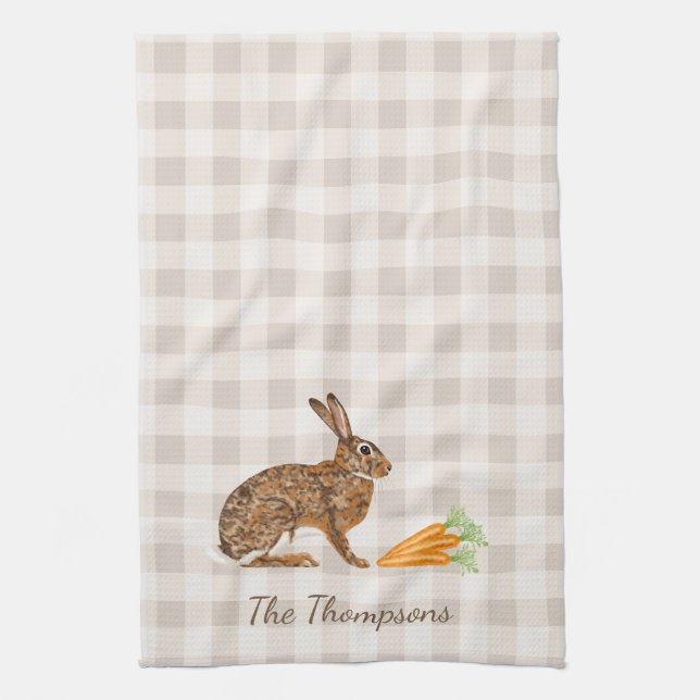 Rustik hare och morötter med namn beige gingham kökshandduk (Vertikal)