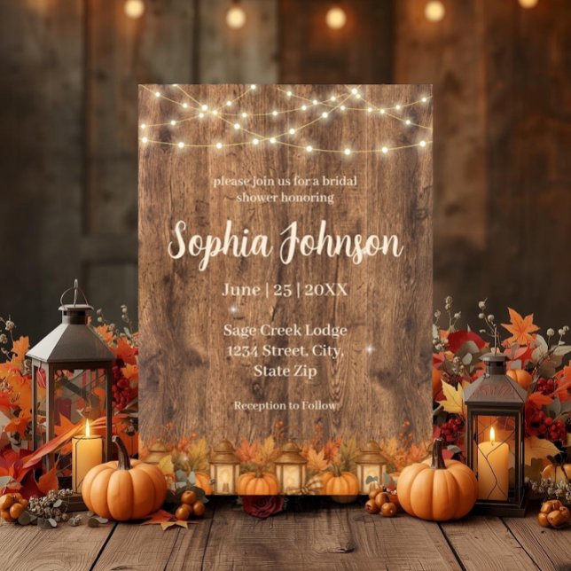 Rustik Höst Bröllopsfest Inbjudan | Pumpa (Rustic fall bridal shower invite with pumpkins, lanterns, string lights & cozy autumn wood backdrop.)