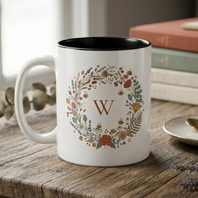Rustik Höst Vildblomma Krans Monogram Två-Tonad Mugg (Autumn wildflower wreath monogram mug, a garden-inspired gift for bee and nature lovers)