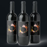 Rustik Höstblommig Ram Vinflaska Etikett<br><div class="desc">Rustik höstblommig och lövrik ram,  personliga vinetiketter. Funktioner,  färgglada höstlöv,  blommor och blekgul rund ram. Modern designstil mall ger linjer för namn,  evenemangsdatum och plats.</div>