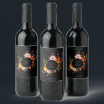 Rustik Höstblommig Ram Vinflaska Etikett<br><div class="desc">Rustik höstblommig och lövrik ram,  personliga vinetiketter. Funktioner,  färgglada höstlöv,  blommor och blekgul rund ram. Modern designstil mall ger linjer för namn,  evenemangsdatum och plats.</div>